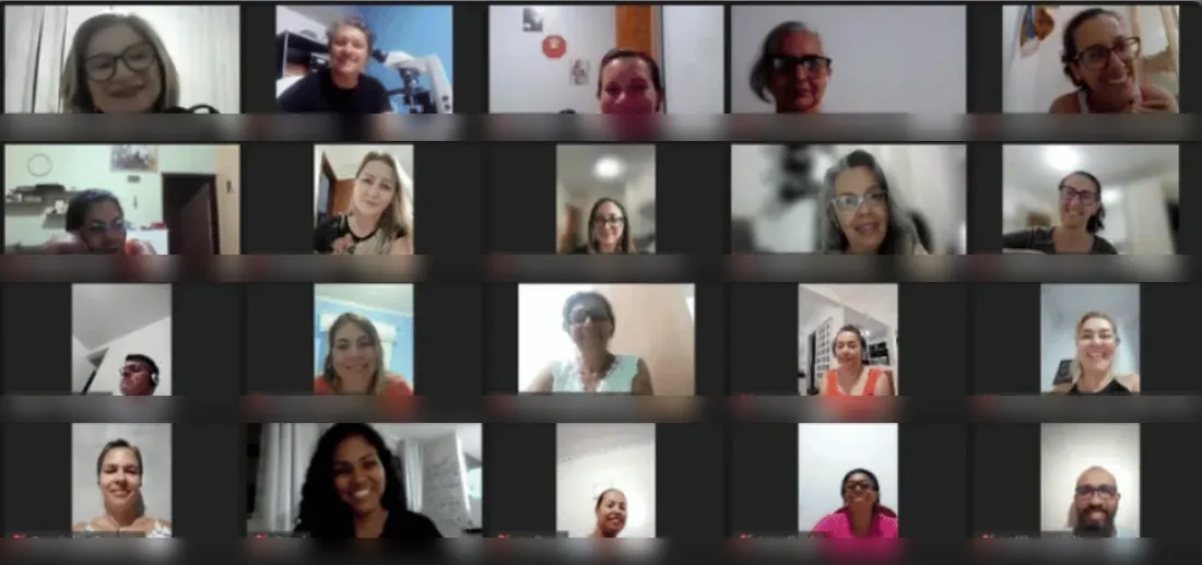 Grade de videochamada com mais de vinte pessoas participando da aula ao vivo